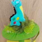 Plüss ballagási csokor (pöttyös dinó)