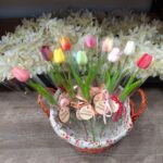 Celofánba csomagolt nőnapi gumitulipán