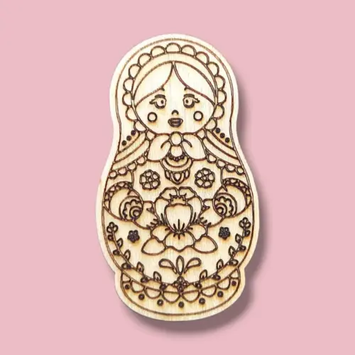 Festhető fa figura baba 7 cm magas