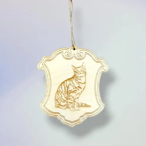 Gravírozott fa macska jelvény 10 cm magas