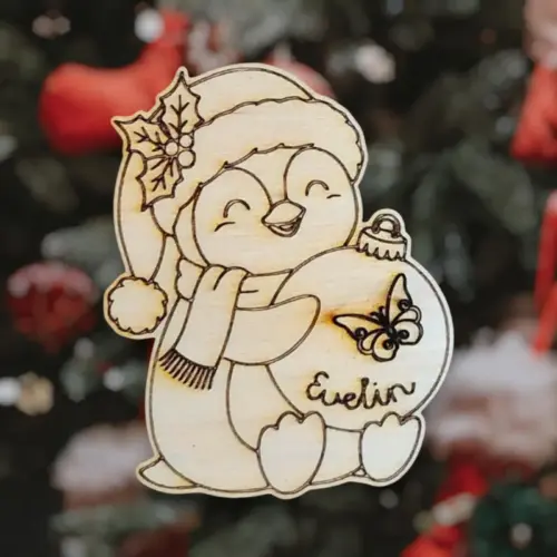 Cuki neves-jeles dísz pingvin fából 7 cm