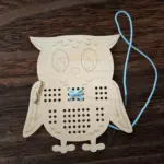 Fa fűzögetős fejlesztő játék – Bagoly alakban 24 cm - Image 4