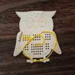 Fa fűzögetős fejlesztő játék – Bagoly alakban 24 cm