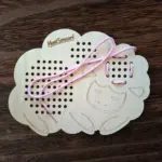 Fa fűzögetős fejlesztő játék – Bárány alakban 24 cm - Image 4