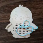 Fa fűzögetős fejlesztő játék – Csibe alakban 24 cm - Image 5