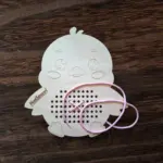 Fa fűzögetős fejlesztő játék – Csibe alakban 24 cm - Image 4