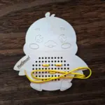 Fa fűzögetős fejlesztő játék – Csibe alakban 24 cm