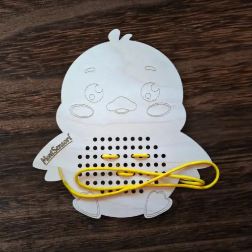 Fa fűzögetős fejlesztő játék – Csibe alakban 24 cm