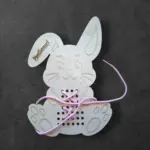 Fa fűzögetős fejlesztő játék – Nyuszi alakban 25 cm - Image 4