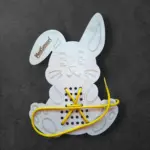 Fa fűzögetős fejlesztő játék – Nyuszi alakban 25 cm - Image 3