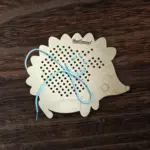 Fa fűzögetős fejlesztő játék – Süni alakban 27 cm - Image 5