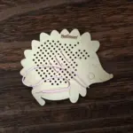 Fa fűzögetős fejlesztő játék – Süni alakban 27 cm - Image 4