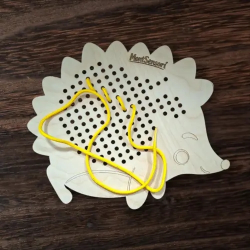 Fa fűzögetős fejlesztő játék – Süni alakban 27 cm