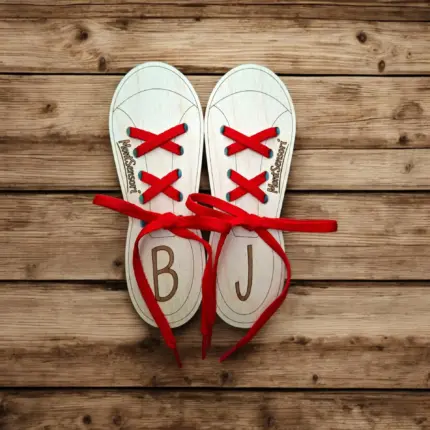 Fa cipőfűző tanuló játék jobb és bal cipővel