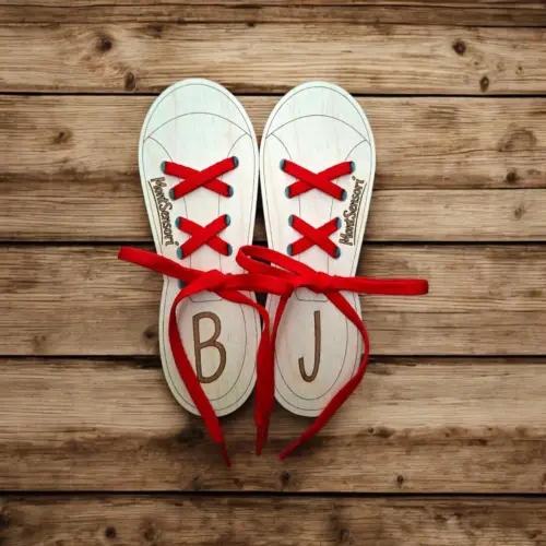 Fa cipőfűző tanuló játék jobb és bal cipővel