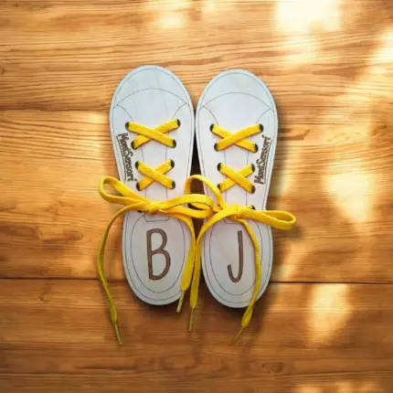 Fa cipőfűző tanuló játék jobb és bal cipővel