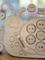 Fa fűzögetős fejlesztő játék – Csiga alakban 21 cm - Image 4