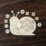 Fa fűzögetős fejlesztő játék – Csiga alakban 21 cm - Image 3