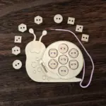 Fa fűzögetős fejlesztő játék – Csiga alakban 21 cm - Image 2