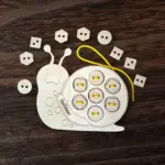 Fa fűzögetős fejlesztő játék – Csiga alakban 21 cm