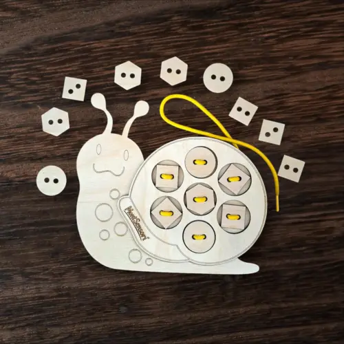 Fa fűzögetős fejlesztő játék – Csiga alakban 21 cm