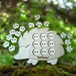 Fa fűzögetős fejlesztő játék – Süni alakban 21 cm