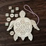 Fa fűzögetős fejlesztő játék – Teknős alakban 21 cm - Image 3