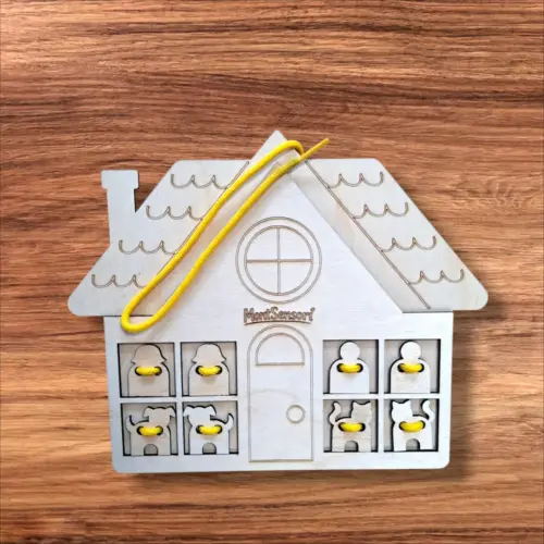 Fa fűzögetős fejlesztő játék – Ház alakban 23 cm